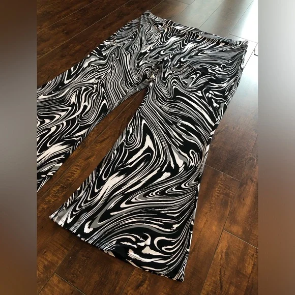 Bar III Plus Size Swirl-Print Flare-Leg Pants, Size 4X Black & White NWT - Picture 5 of 13